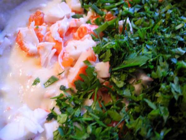 Вмешиваем в эту массу рыбу, крабовое мясо, зелень, лук, если потребуется, то добавляем немного соли. Я ещё добавила 2 ст. ложки крахмала, так как мне показалось жидковато. Вмешиваем в эту массу рыбу, крабовое мясо, зелень, лук, если потребуется, то добавляем немного соли. Я ещё добавила 2 ст. ложки крахмала, так как мне показалось жидковато.