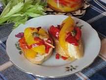 Готовую пеперонату попробуйте на вкус, при необходимости добавьте соли. Подавайте теплой на ломтиках чиабатты (у меня был простой багет).