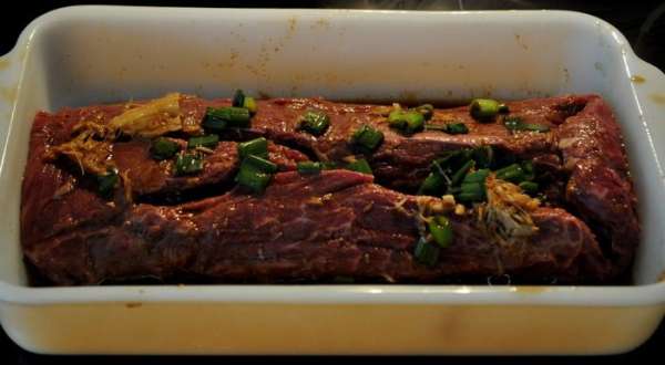 Положить кусок говядины и мариновать 1 час в хол-ке часто переворачивая. Положить кусок говядины и мариновать 1 час в хол-ке часто переворачивая.