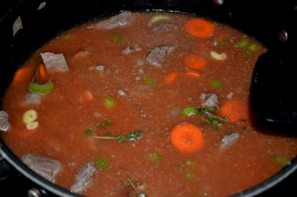 Мясо выложить на тарелку ложкой. Добавить в кастрюлю лук и чеснок и жарить 5 мин. Затем морковь,сельдерей,лавровый лист, тимьян .Закрыть крышкой и готовить еще 5 мин.
Затем вернуть говядину ,добавить пиво и томат.пасту. Убавить огонь,закрыть крышкой и тушить 1,5 часа.