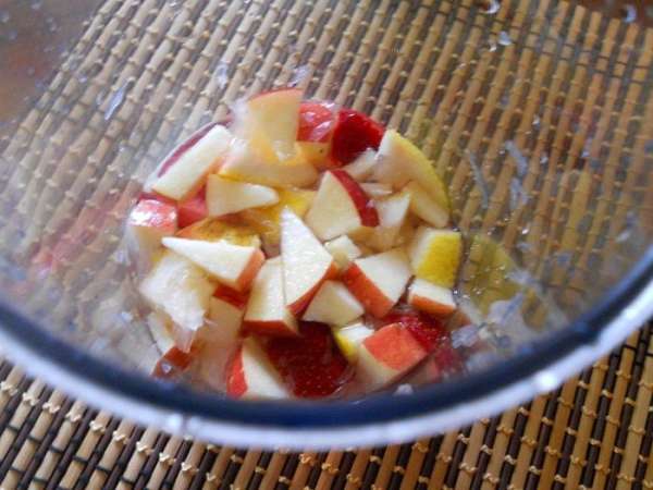 Лимон нарезать кубиками, добавить сахар по вкусу. Переложить все в графин и залить очищенной водой или газированной, перемешать и дать настояться от 30 минут до 1 часа. Лимон нарезать кубиками, добавить сахар по вкусу. Переложить все в графин и залить очищенной водой или газированной, перемешать и дать настояться от 30 минут до 1 часа.