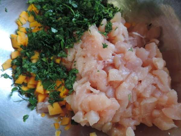 Смешиваем измельченные тыкву, курицу и зелень. В оригинале рецепта рекомендовалось взять пучок кинзы, у меня ее не было. Я взяла по полпучка петрушки и укропа. Смешиваем измельченные тыкву, курицу и зелень. В оригинале рецепта рекомендовалось взять пучок кинзы, у меня ее не было. Я взяла по полпучка петрушки и укропа.