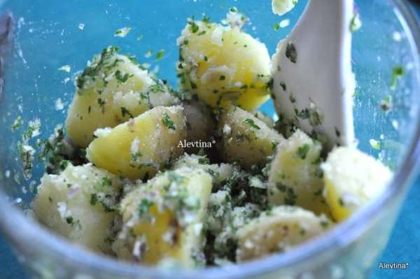 Готовый картофель, порезать на половинки. Выложить из кухонного комбайна порубленную зелень, смешать с картофелем.
Подаем тут же. Приятного аппетита.
