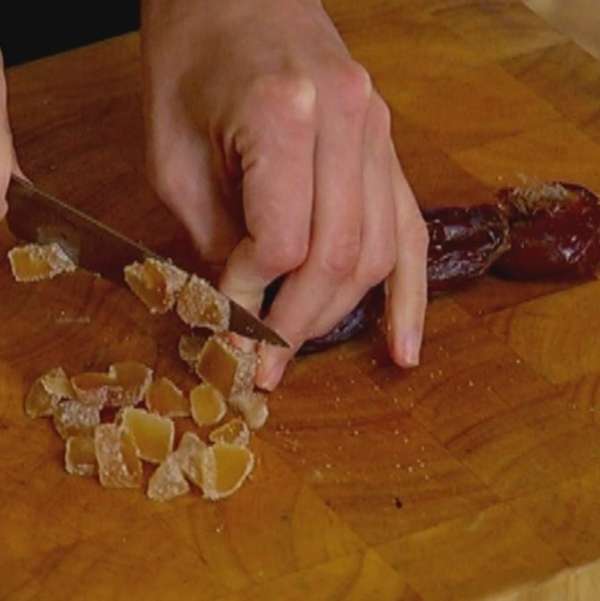Финики и имбирные цукаты нарезать маленькими кусочками, добавить в тесто и перемешать. Финики и имбирные цукаты нарезать маленькими кусочками, добавить в тесто и перемешать.