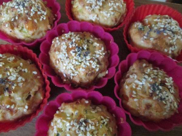 Смазываем формы растительным маслом, заполняем их на 3/4 и выпекаем 15-20 минут при 180*. По желанию посыпаем кунжутом, маком или паприкой. Смазываем формы растительным маслом, заполняем их на 3/4 и выпекаем 15-20 минут при 180*. По желанию посыпаем кунжутом, маком или паприкой.