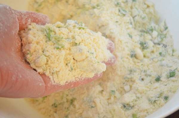 Добавляем сливочное масло (очень холодное), нарезанное на кубики и руками растираем в крошку.