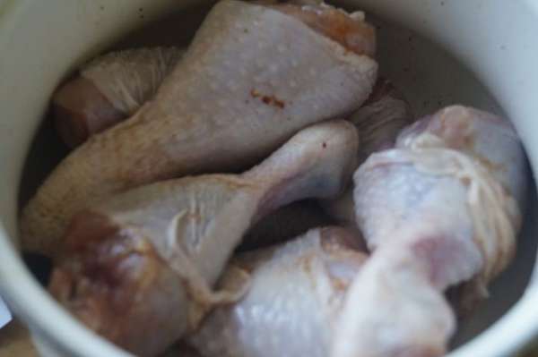 Куриные ножки натереть солью, чесноком и перцем Куриные ножки натереть солью, чесноком и перцем