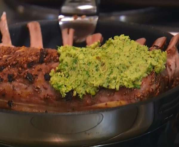 Хлебно-чесночный соус перемешать с горчицей и смазать мясо сверху.