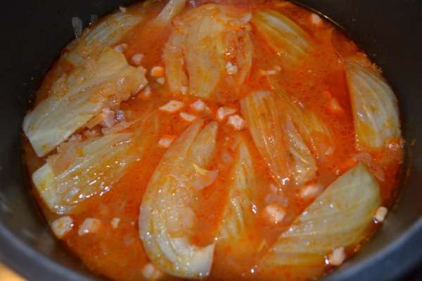 Доводим до кипения. Солим, перчим по вкусу. Закрываем крышкой и уменьшаем огонь. Тушим фенхель на небольшом огне 20-25 мин. Доводим до кипения. Солим, перчим по вкусу. Закрываем крышкой и уменьшаем огонь. Тушим фенхель на небольшом огне 20-25 мин.