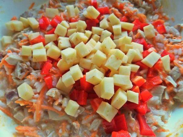 Сыр нарезать на кубики. Сыр нарезать на кубики.