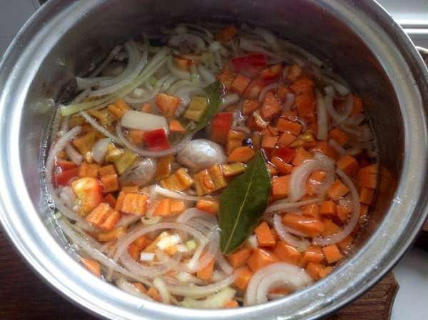 Залить горячим маринадом,закрыть крышкой и дать полностью остыть.Затем отправить в холодильник на 12 часов.Хранить в банке, в холодильнике!
