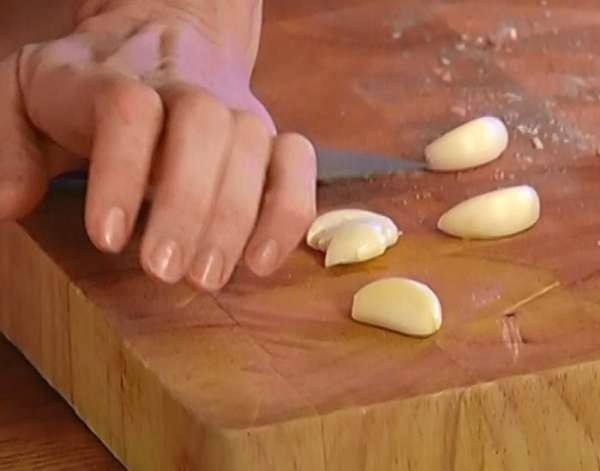 Чеснок почистить, раздавить плоской стороной ножа и мелко нарезать. Чеснок почистить, раздавить плоской стороной ножа и мелко нарезать.