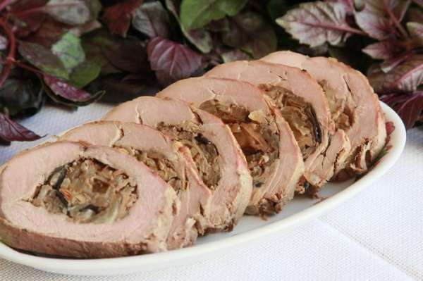 Получается сочно и очень вкусно. Из получившегося в процессе запекания бульона я приготовила соус, но на фото его нет. Пусть вам всем будет смачно!