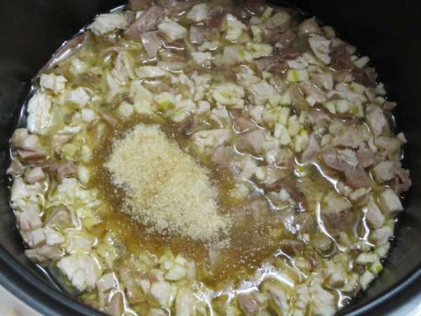 На кусочки курицы выложить мелко нарезанные 3 зубчика чеснока, засыпать желатин, размешать. Вновь готовить на программе 'Тушение' 2 часа. На кусочки курицы выложить мелко нарезанные 3 зубчика чеснока, засыпать желатин, размешать. Вновь готовить на программе 'Тушение' 2 часа.