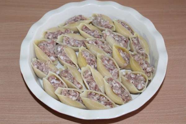 Заполняем макароны фаршем.