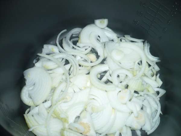 Пока маринуется мясо, готовим гарнир №1 - кастрюльку мультиварки смажем раст. маслом, нарежим лук полукольцами и уложим в кастрюльку Пока маринуется мясо, готовим гарнир №1 - кастрюльку мультиварки смажем раст. маслом, нарежим лук полукольцами и уложим в кастрюльку