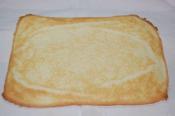 Выпекать при 180°С 10-12 минут. Горячий корж перевернуть на полотенце, снять бумагу...