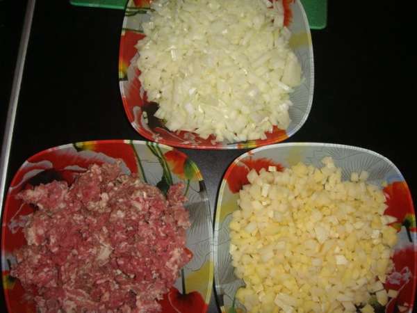Картофель и лук нарезать мелкими кубиками. Картофель и лук нарезать мелкими кубиками.