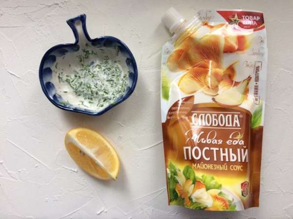 Укроп и лук нашинкуйте, смешайте с майонезом и добавьте сок лимона.