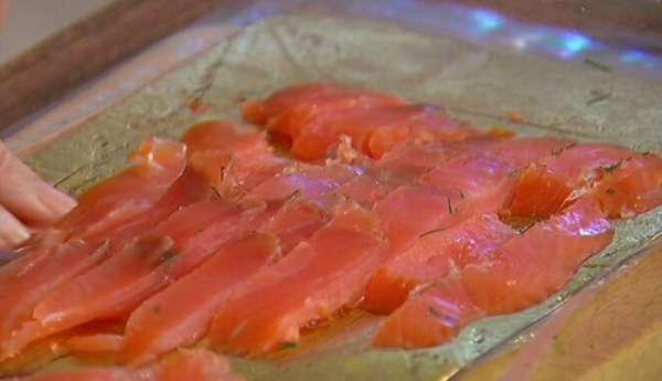 Форель нарезать небольшими кусочками.