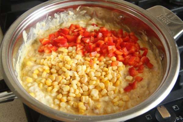 Добавить 1/2 стакана кукурузы (у меня замороженная) и половинку мякоти красного сладкого перца, нарезанного кубиком. Добавить 1/2 стакана кукурузы (у меня замороженная) и половинку мякоти красного сладкого перца, нарезанного кубиком.