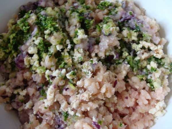 Провернуть все через мясорубку. У меня была крупная насадка.
Для того, чтобы все ингредиенты смешались равномерно, я провернула второй раз, уже все вместе.