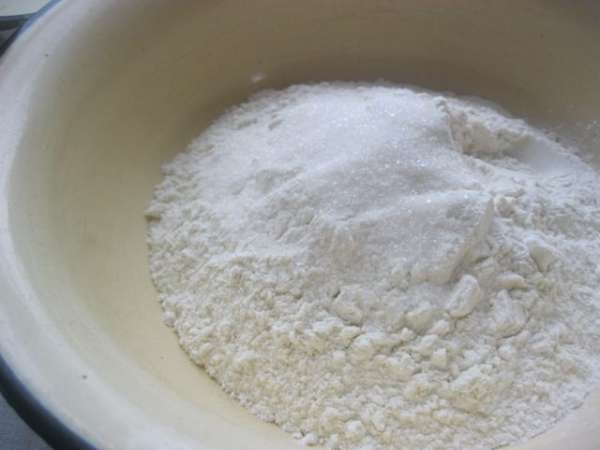 Смешать муку с сахаром и солью.