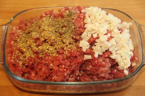 Солёное сало порезать мелким кубиком. Смешать мясо, сало и оставшуюся половину специй. Солёное сало порезать мелким кубиком. Смешать мясо, сало и оставшуюся половину специй.
