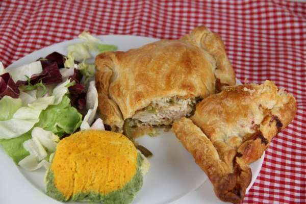 Подаем с гарниром по вкусу. Можно просто с овощным или зеленым салатом, так как блюдо само по себе уже сытное. А я подавала с небольшим овощным муссом http://www.edimdoma.ru/retsepty/50533-trehtsvetnyy-ovoschnoy-muss. Приятного аппетита))