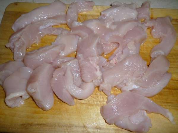 Куриную грудку нарезать полосками 