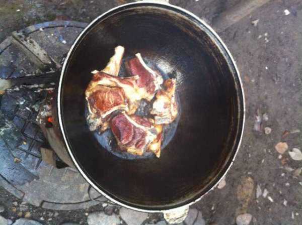Далее обжарить мясо и лук, затем добавить кинзу и горох.