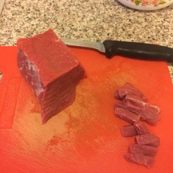 Мясо вымыть, обсушить и нарезать.
