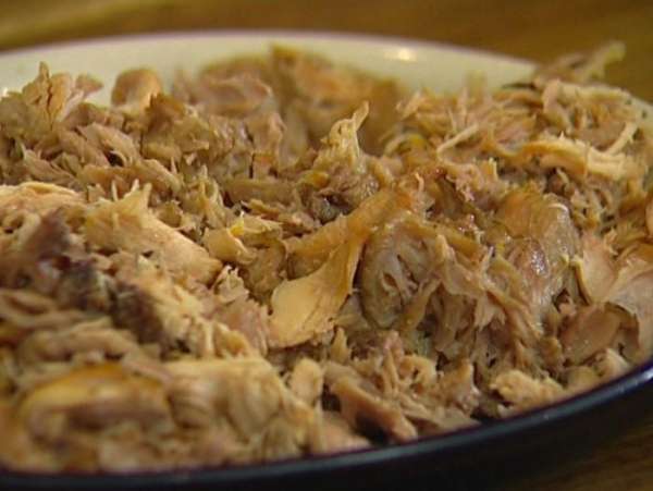 Вынуть кролика из бульона, удалить все косточки, мясо мелко порубить. 
