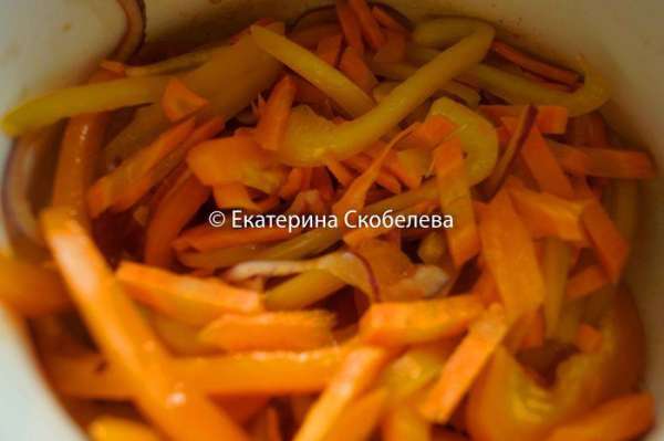 Лук нарезать тонкими полукольцами. Болгарский перец и морковь - соломкой. Поместить их в одну глубокую чашу, посолить, добавить сахар, сбрызнуть бальзамическим уксусом и оставить мариноваться на 2 часа. Лук нарезать тонкими полукольцами. Болгарский перец и морковь - соломкой. Поместить их в одну глубокую чашу, посолить, добавить сахар, сбрызнуть бальзамическим уксусом и оставить мариноваться на 2 часа.