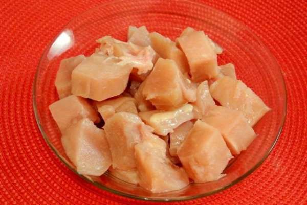 Куриное филе вымыть, обсушить, нарезать на средние кусочки. Куриное филе вымыть, обсушить, нарезать на средние кусочки.