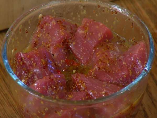 Мясо порезать крупными кусочками, выложить в маринад, перемешать и дать постоять.