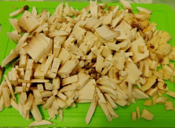 Добавить грибы и немного протушить. Посолить и поперчить по вкусу. При желании добавить какие-то любимые травки.