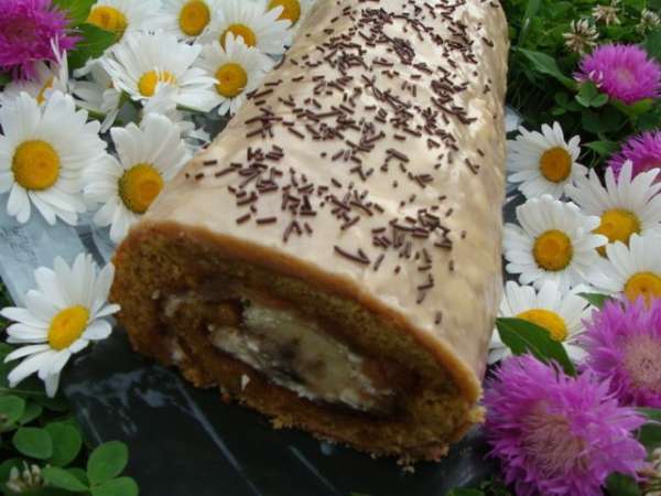 Рулет был очень вкусным. Просто праздник Сладкоежки!!! Разрезается прекрасно, начинка хорошо держится внутри!!! 
Приятного чае- или кофепития!!!!