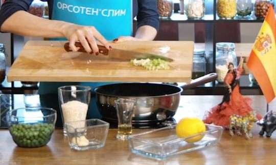 Овощи обжарить на среднем огне 5 минут.