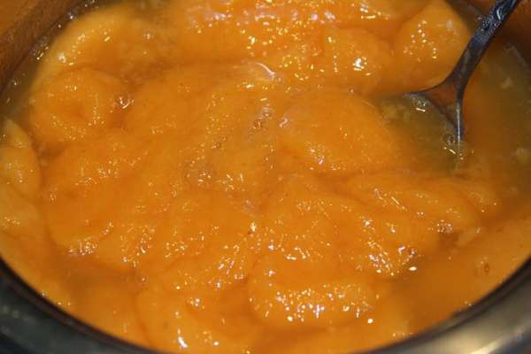 Фруктовый сок (лучше взять желтого цвета: апельсиновый, мандариновый, персиковый или мультифрут) сильно подогреть и развести в нем размоченный желатин до полного растворения. Добавить в сок пюре из хурмы и взбить венчиком в однородную массу