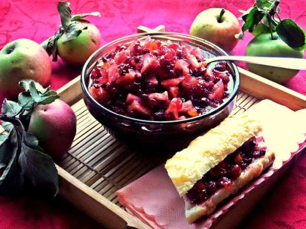 Подаём красивое и вкусное к вечернему чаю))) Остальное раскладываем по чистым баночкам, желательно небольшим - так удобнее.
