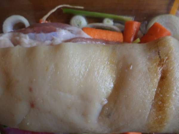 сверху уложить мясо шкуркой кверху накрыть фольгой и отправить в духовку 200* до закипания, затем убавляем 160 и держим часа 1,5.