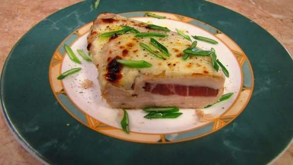 Важно
Куриные грудки легко пересушить, поэтому жарьте их недолго. Мясо грудок должно быть очень свежим. Покупайте там, где вы доверяете продавцам.
Грудки надо хорошо посолить. Если вы не досолите (как многие любят, 'боясь' отложения в костях) вкус будет недостаточно ярким.
После обжаривания можете сложить грудки на керамическое блюдо, положить сверху сыр и запечь наверху духовки под грилем минут 5 на максимальной температуре до карамелизации сыра (прошлый раз я так и сделал, но настолько увлекся процессом, что забыл сделать фотографии  )
В качестве гарнира великолепно подойдут любые овощи, которые вы любите.
В качестве копченого мяса используйте любое яркое. Можно копченую грудинку, ветчину и пр. Желательно, чтобы это мясо было с жировыми прожилками.
Если в гарнире нет соуса (например, отварной картофель с зеленью) - можете использовать соус бешамель, любой на основе майонеза.