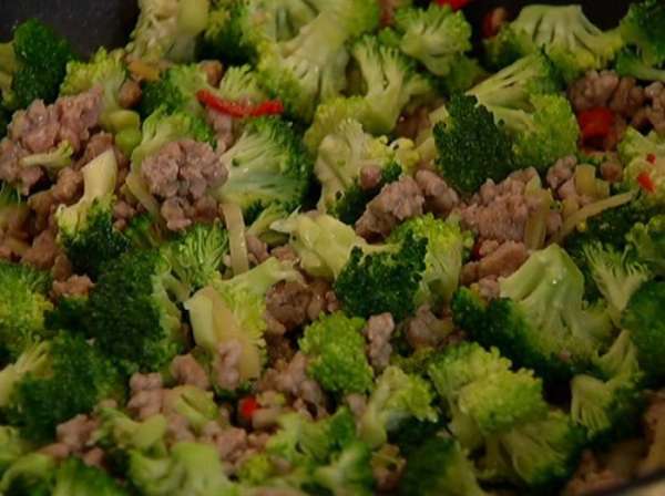 Когда мясо посветлеет, добавить брокколи, перемешать.