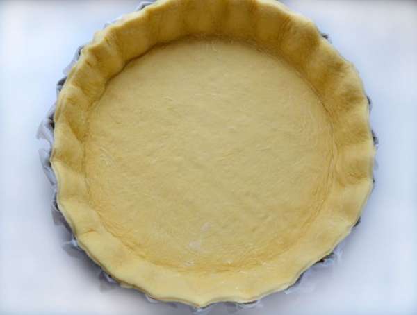 Распределить тесто в форме, слегка придавливая руками. Лишнее срезать. Удобнее это делать кулинарными ножницами. Распределить тесто в форме, слегка придавливая руками. Лишнее срезать. Удобнее это делать кулинарными ножницами.