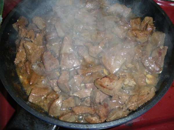 Меня,как кормящую маму все закармливают красным мяском и печенкой,ну сколько можно!Кроме меня печень никто дома не любит,а пропадет-жалко,вот и приходится иногда утилизировать ее в разных видах.Сегодня у меня килограм говяжьей печенки(обычно использую куринную,выходит нежнее,но и сейчас получилось вполне воздушно,хотя вкус более терпкий)потому делала двойную порцию.Итак,обжариваем печень до полуготовности(минут 10),добавляем на пару минут измельченный чесночок и отставляем остывать. Меня,как кормящую маму все закармливают красным мяском и печенкой,ну сколько можно!Кроме меня печень никто дома не любит,а пропадет-жалко,вот и приходится иногда утилизировать ее в разных видах.Сегодня у меня килограм говяжьей печенки(обычно использую куринную,выходит нежнее,но и сейчас получилось вполне воздушно,хотя вкус более терпкий)потому делала двойную порцию.Итак,обжариваем печень до полуготовности(минут 10),добавляем на пару минут измельченный чесночок и отставляем остывать.