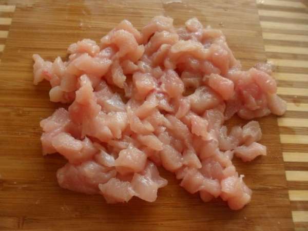 Куриное филе хорошо помыть и мелко нарезать Куриное филе хорошо помыть и мелко нарезать