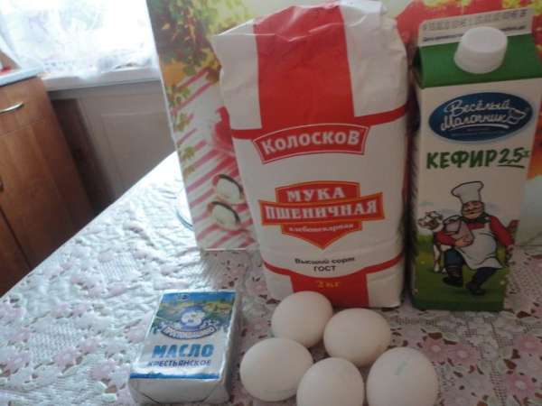 Белки отделить от желтков.
Растопить сливочное масло, дать остыть.Взбить желтки, добавить кефир, растопленное масло, просеянную муку, 1 чайная ложка сахарного песка.
В другой посуде взбить белки со щепоткой соли, взбивать до крутой пены. Cоединить тесто с белками аккуратно перемешав ложкой.
Сразу выпекать блины.
Подавать с вареньем или сметаной. Белки отделить от желтков.
Растопить сливочное масло, дать остыть.Взбить желтки, добавить кефир, растопленное масло, просеянную муку, 1 чайная ложка сахарного песка.
В другой посуде взбить белки со щепоткой соли, взбивать до крутой пены. Cоединить тесто с белками аккуратно перемешав ложкой.
Сразу выпекать блины.
Подавать с вареньем или сметаной.