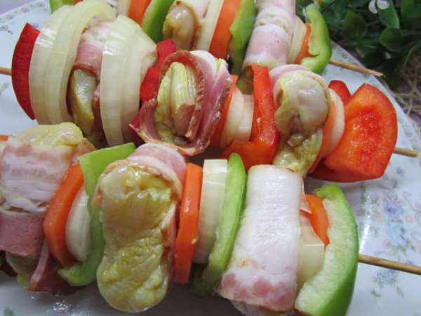 Каждый кусочек обернуть беконом. На каждый шампур наколоть 3 кусочка мяса, чередуя с овощами. Каждый кусочек обернуть беконом. На каждый шампур наколоть 3 кусочка мяса, чередуя с овощами.