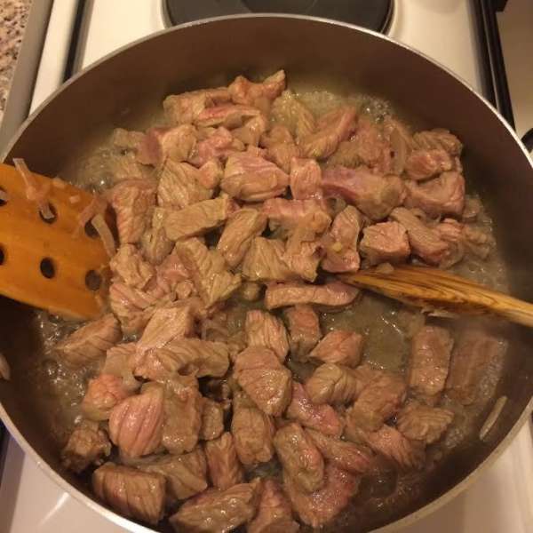 Добавить мясо, перец и обжарить 2 — 3 минуты на сильном огне.